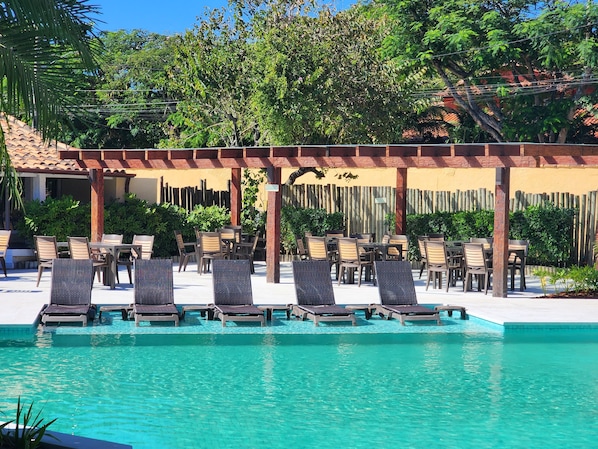 Outdoor pool, free cabanas, sun loungers
