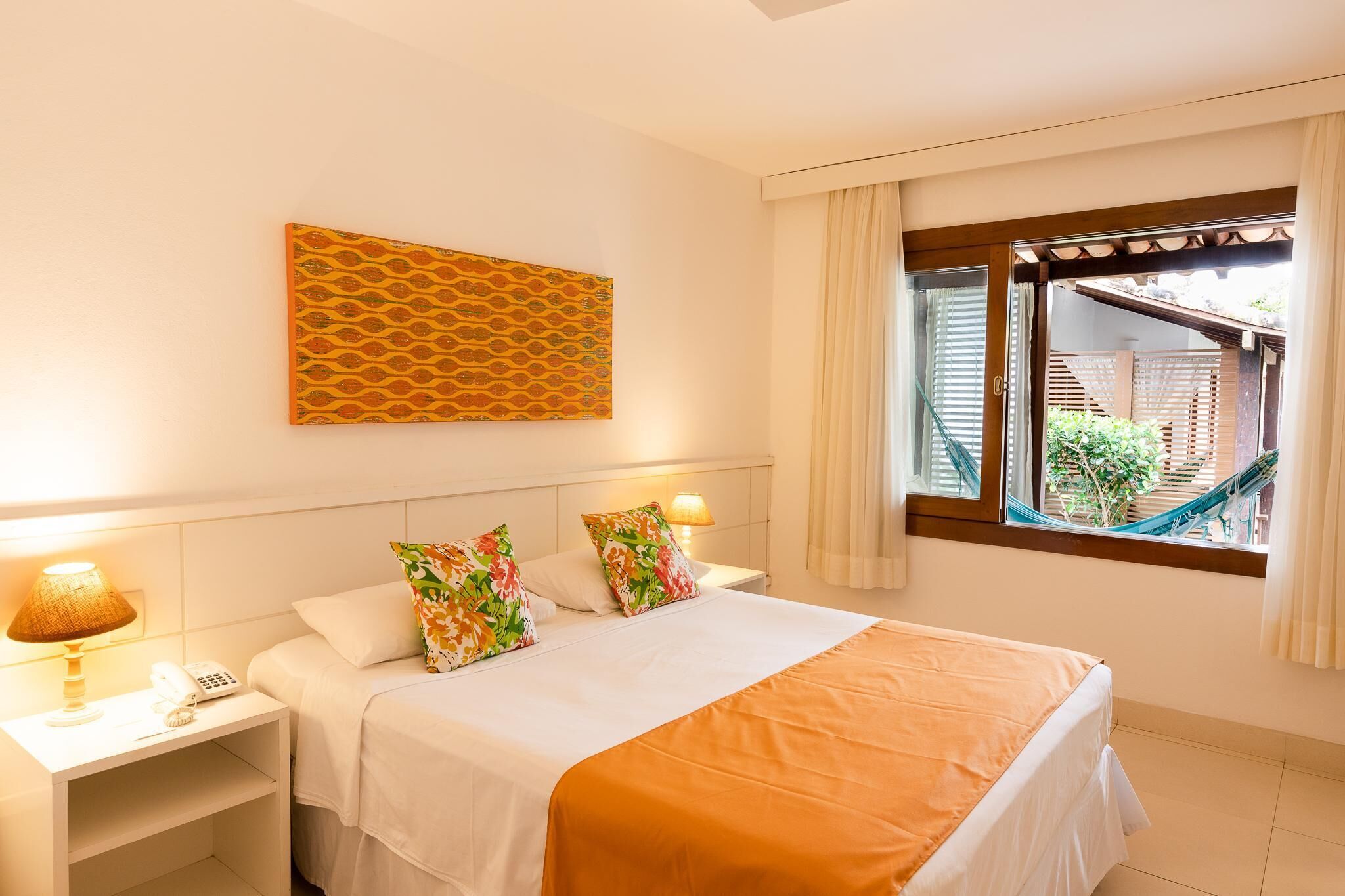 Roupas de cama antialérgicas, frigobar, cofres nos quartos