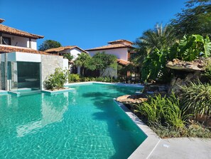 Piscina all'aperto, cabine incluse nel prezzo, lettini