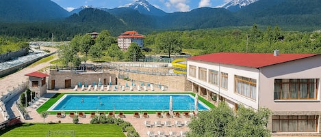 2 indoor pools, outdoor pool, open 9:00 AM to 9:00 PM, free cabanas