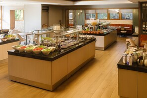 Daily cooked-to-order breakfast (EUR 20 per person)