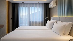 Escritorio, cortinas blackout, sistema de insonorización y wifi gratis 