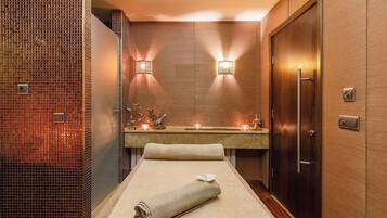 Salas de tratamiento para parejas, un sauna, baño turco