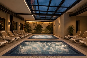 Un área de spa con dos jacuzzis y sillones de descanso.