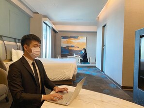 Business tweepersoonskamer (Run Of House ) | Een kluis op de kamer, een bureau, geluiddichte muren, gratis wifi