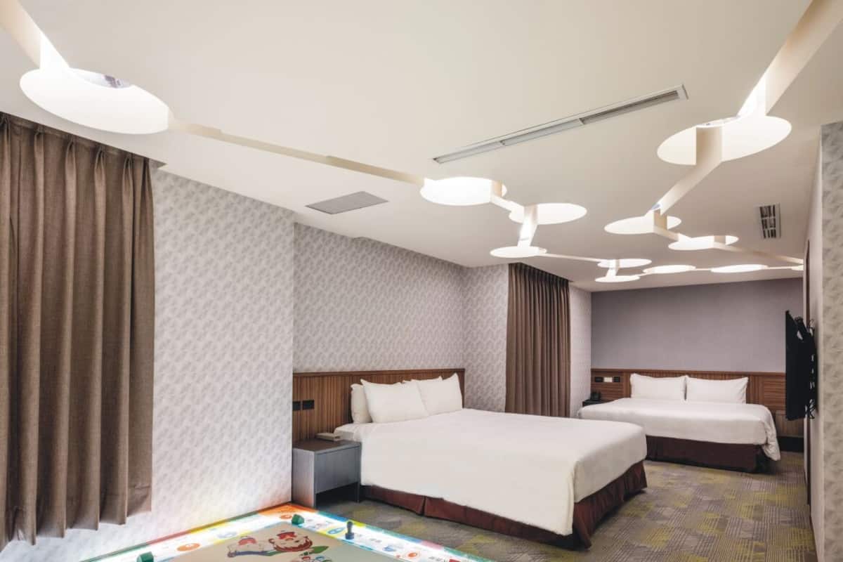 Family Suite | 1 bilik tidur, peti besi dalam bilik, meja, kalis bunyi