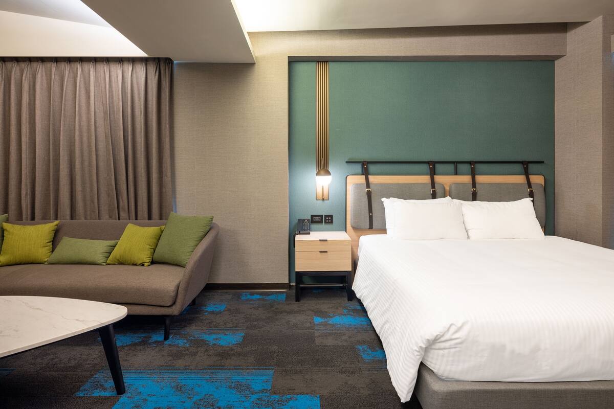 Suite – deluxe | Safe på rommet, skrivebord, lydisolert og wi-fi (inkludert)