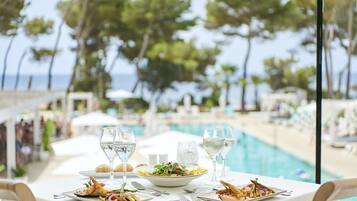 Petit déjeuner, déjeuner et dîner servis sur place