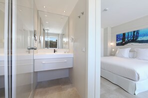 Minibar, coffres-forts dans les chambres, décoration personnalisée