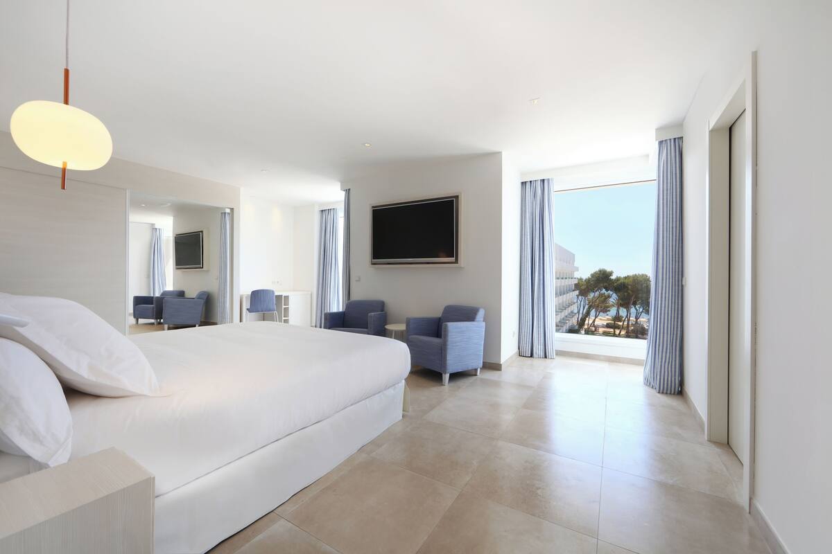 Junior Suite, Sea View | Minibar, in-room safe, desk, free WiFi