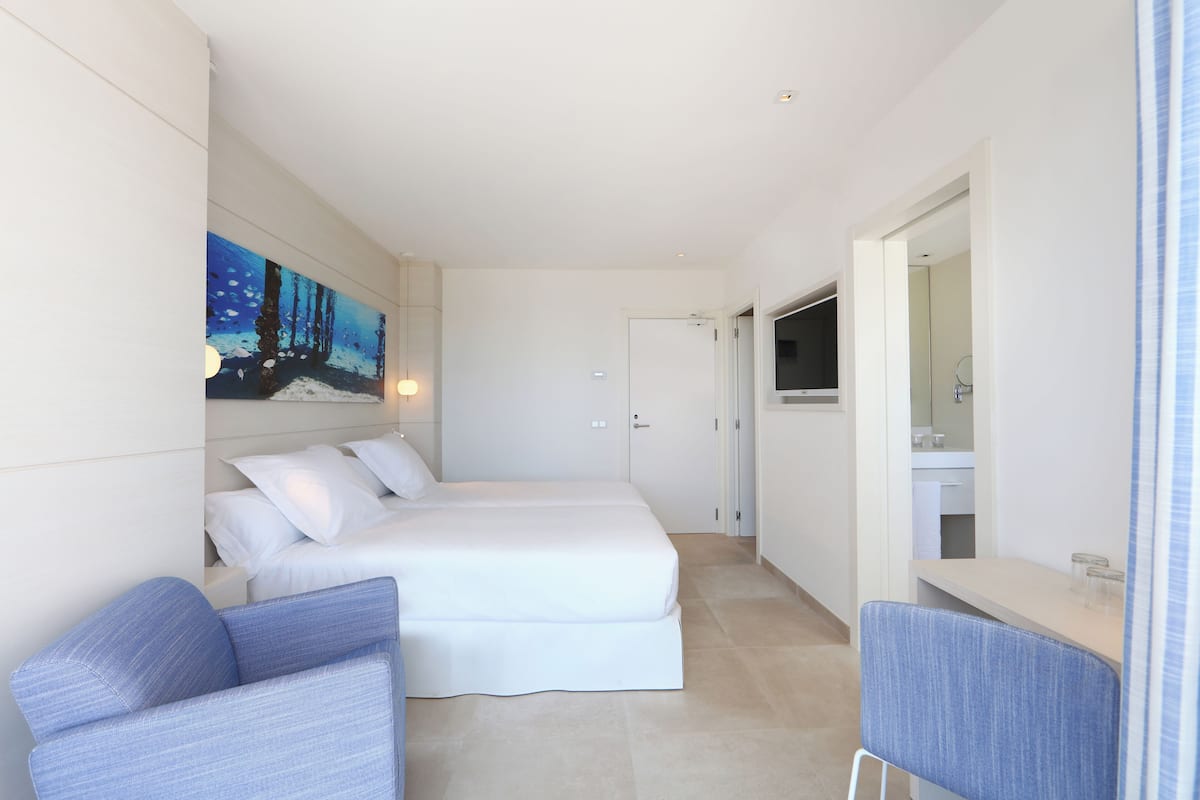 In-room safe, individually decorated, individually furnished, desk