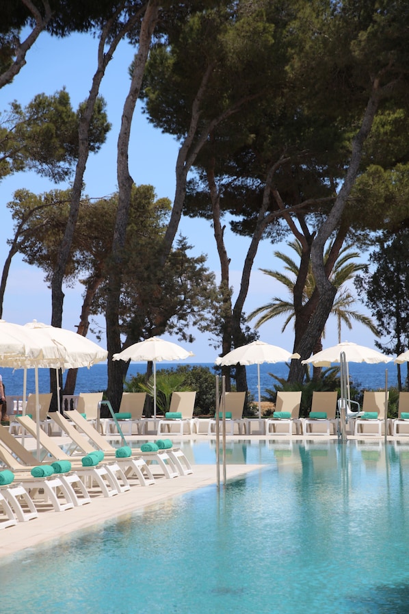 Piscina a l'aire lliure, para-sols i gandules