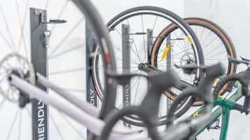 Bicicletas sujetas a un soporte.