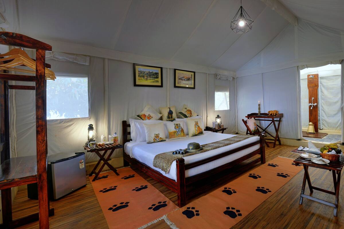 Habitación doble ejecutiva | Escritorio y ropa de cama