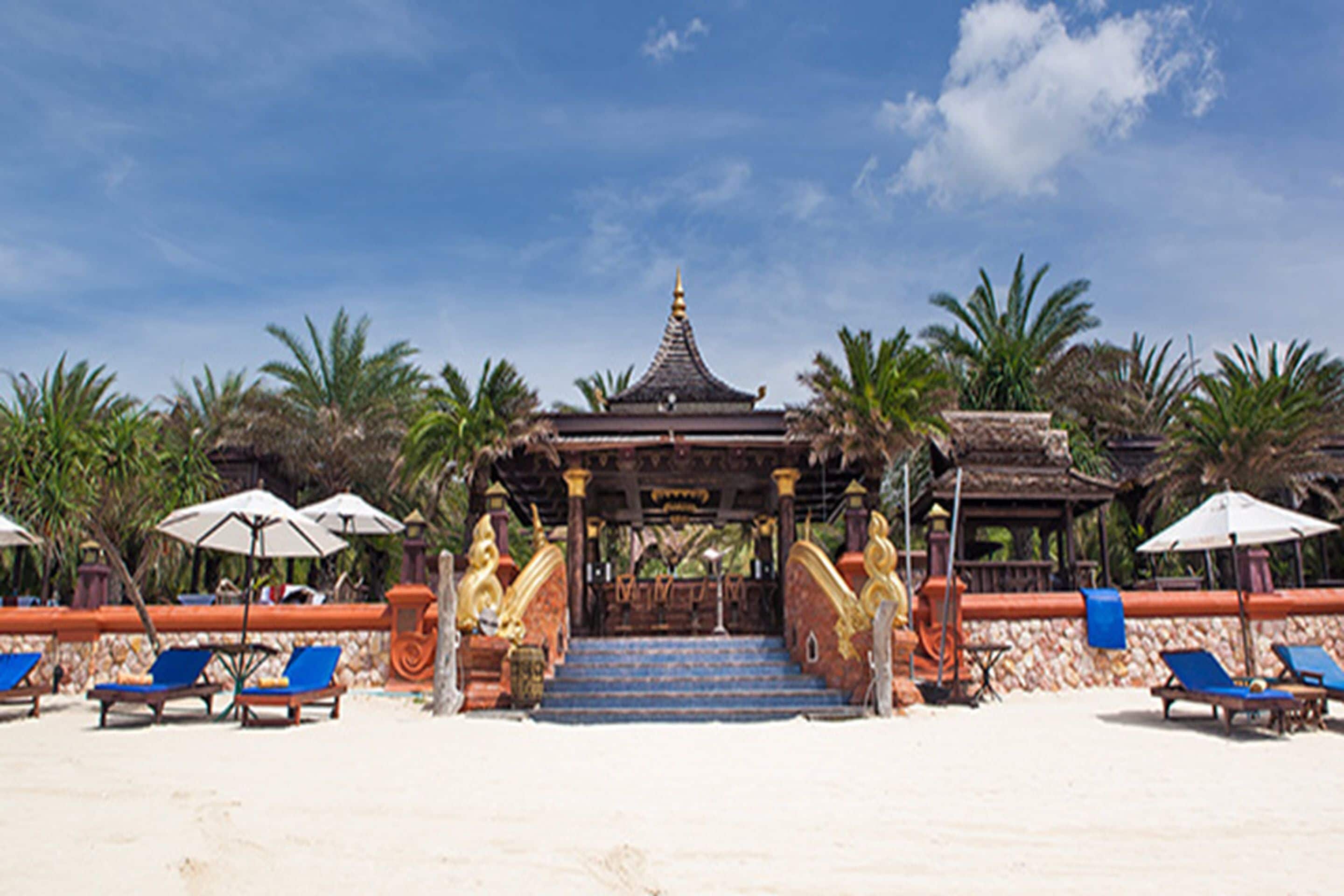 Beach nearby, sun loungers, beach umbrellas, beach towels