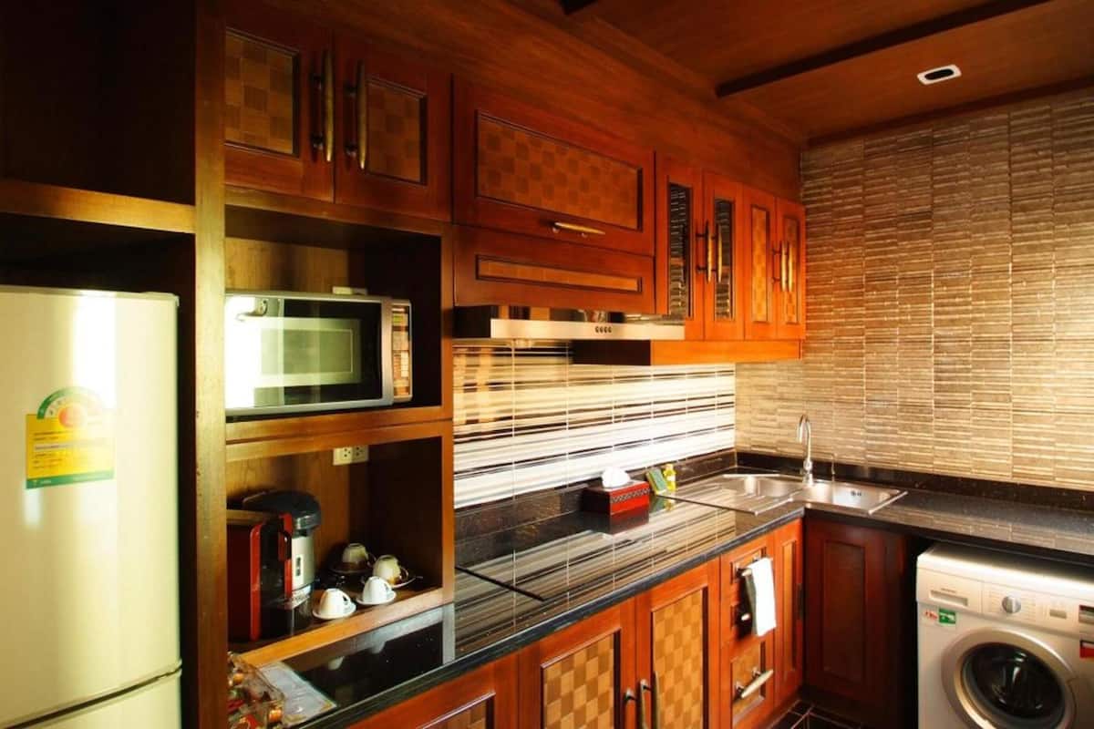 full-sized fridge, microwave, coffee/tea maker