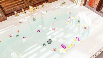 Villa, varias camas, alberca privada, frente al mar | Baño | Secadora de cabello, batas, pantuflas, toallas