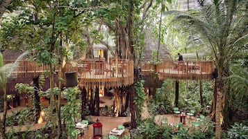 8 間餐廳;供應早餐、午餐、晚餐;地中海菜