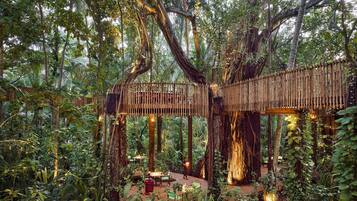 8 restaurants, breakfast, lunch, dinner served; Mediterranean cuisine