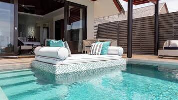 Deluxe studio, privézwembad, op het water | Luxe beddengoed, donzen dekbedden, bedden met traagschuimmatras