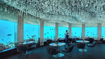 8 間餐廳;供應早餐、午餐、晚餐;地中海菜