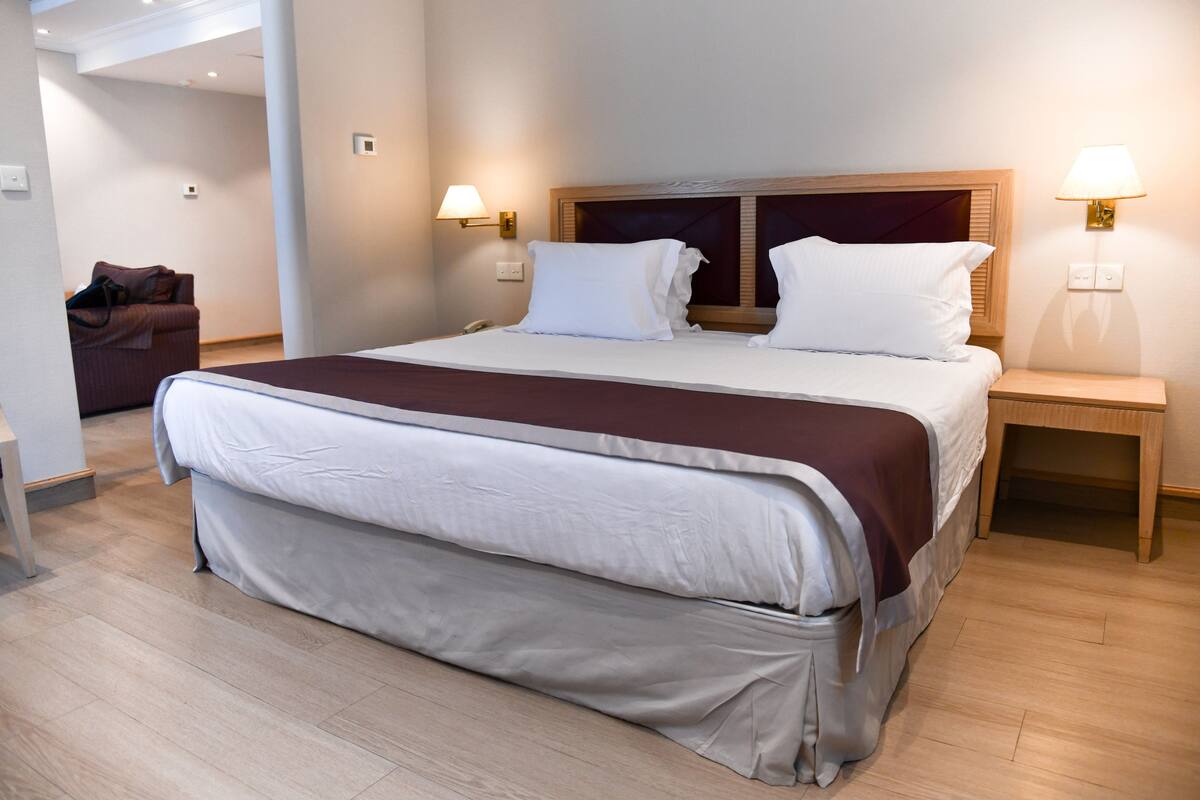Executive Suite | Minibar, in-room safe, desk, blackout drapes