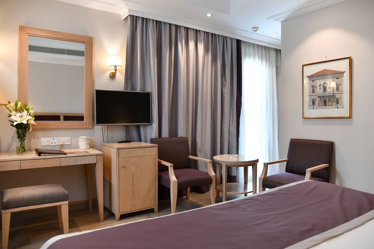 Tweepersoonskamer, voor 1 persoon | Een minibar, een kluis op de kamer, een bureau, verduisterende gordijnen