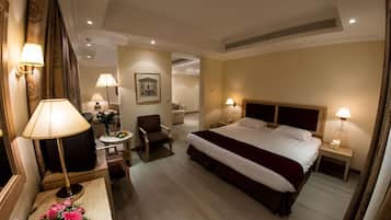 Minibar, caja de seguridad en la habitación y escritorio