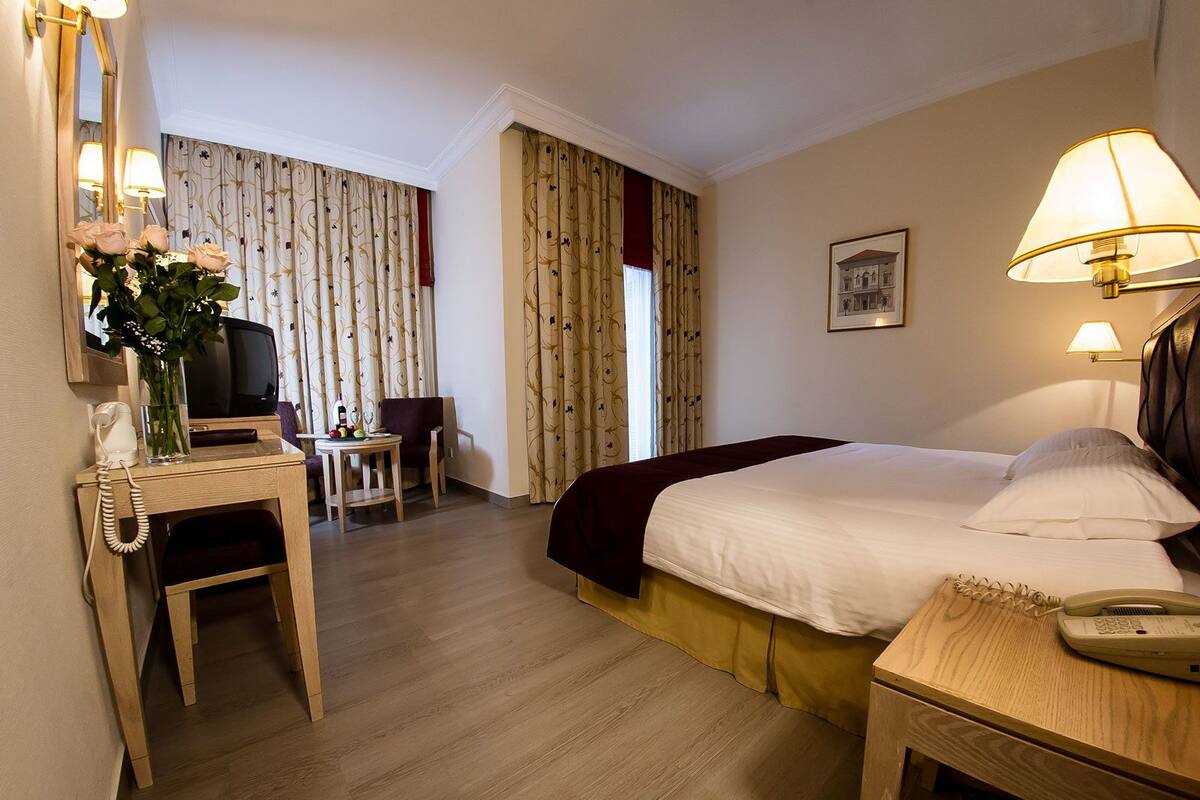 Junior Suite | Minibar, in-room safe, desk, blackout drapes