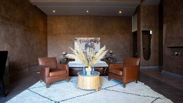 Suite Tradisional | Seprai premium, brankas, meja kerja, dan Wi-Fi gratis