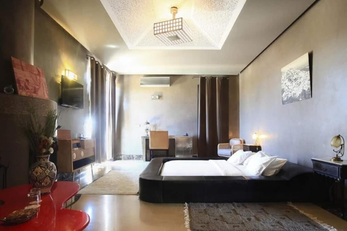 Literie de qualité supérieure, coffres-forts dans les chambres, bureau