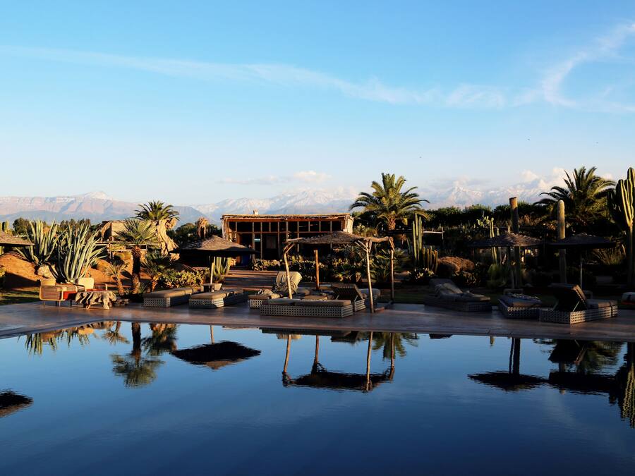 Piscine extérieure, parasols de plage, chaises longues