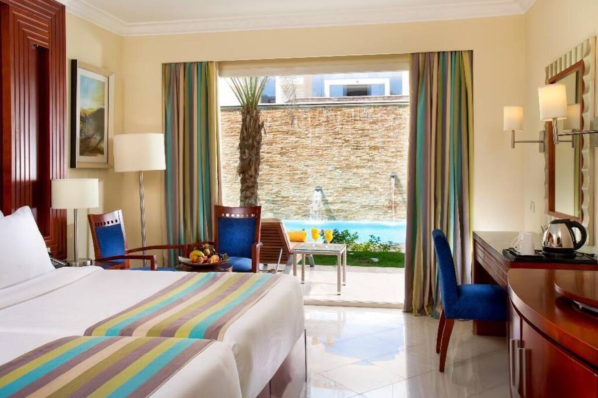 Sengetøy i egyptisk bomull, minibar, safe på rommet og skrivebord