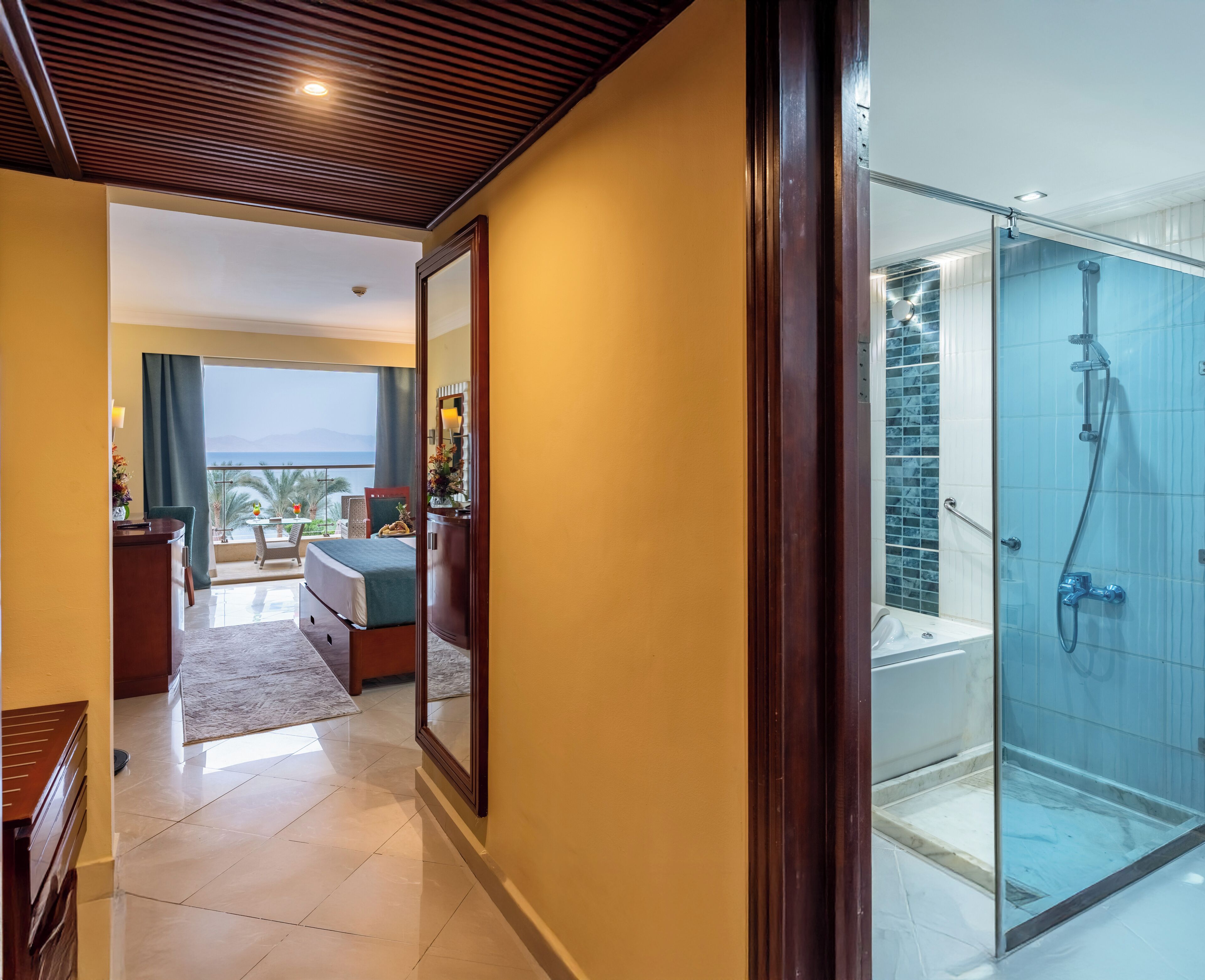 Une chambre d’hôtel avec un balcon, une douche et un lit.