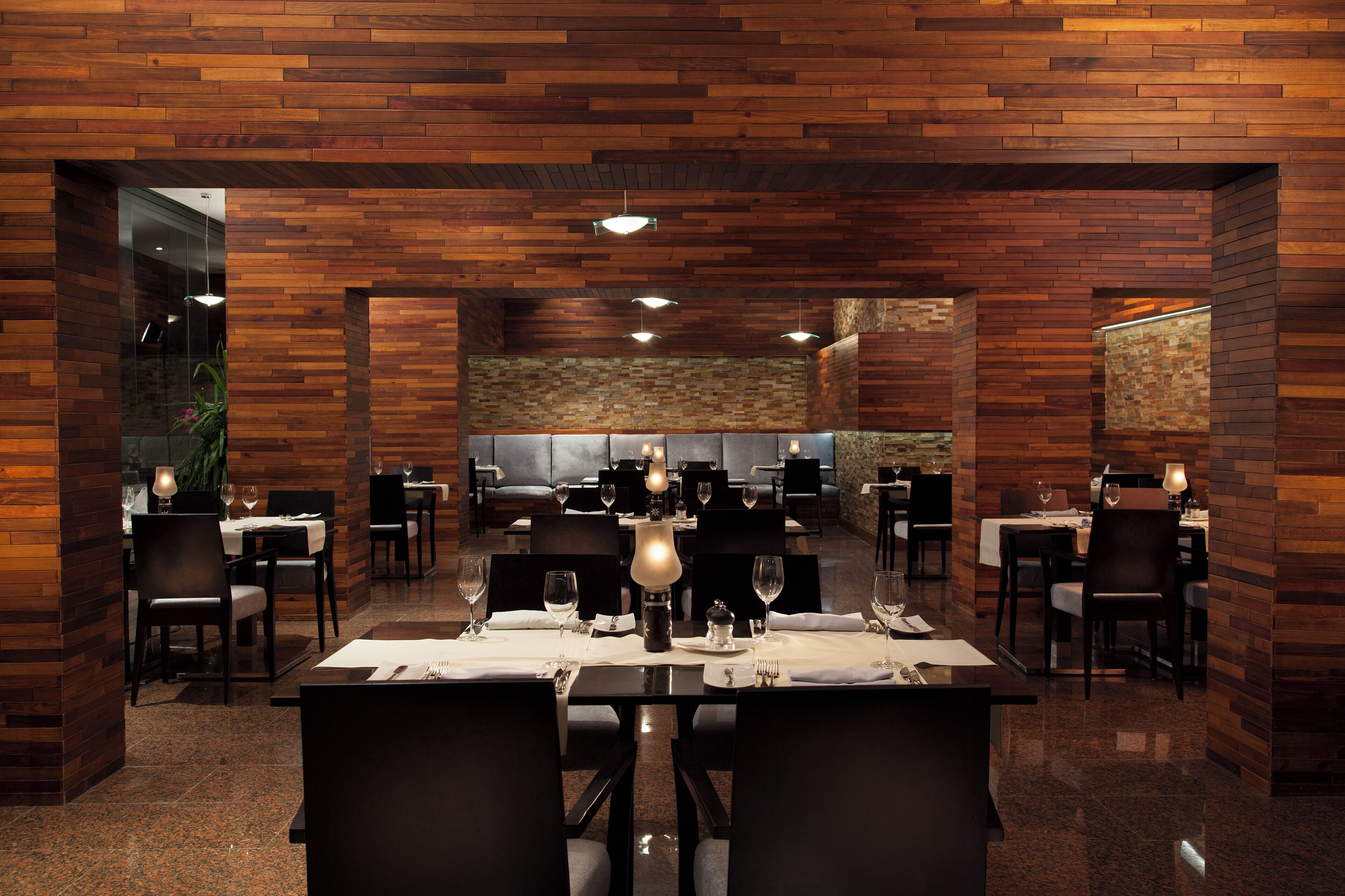 2 restaurants, lunch served