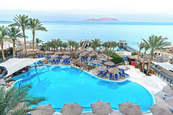 5 outdoor pools, sun loungers