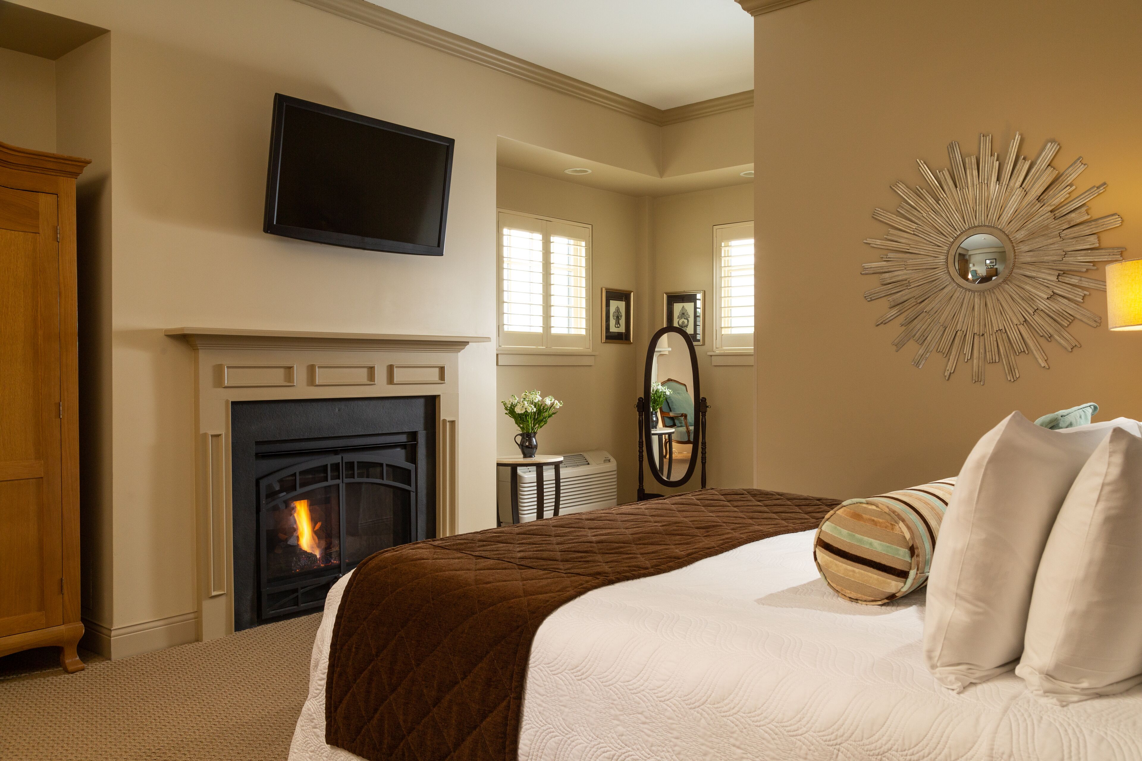 deluxe room, 1 king bed, balcony | premium bedding, pillow-top beds, minibar, in-room safe