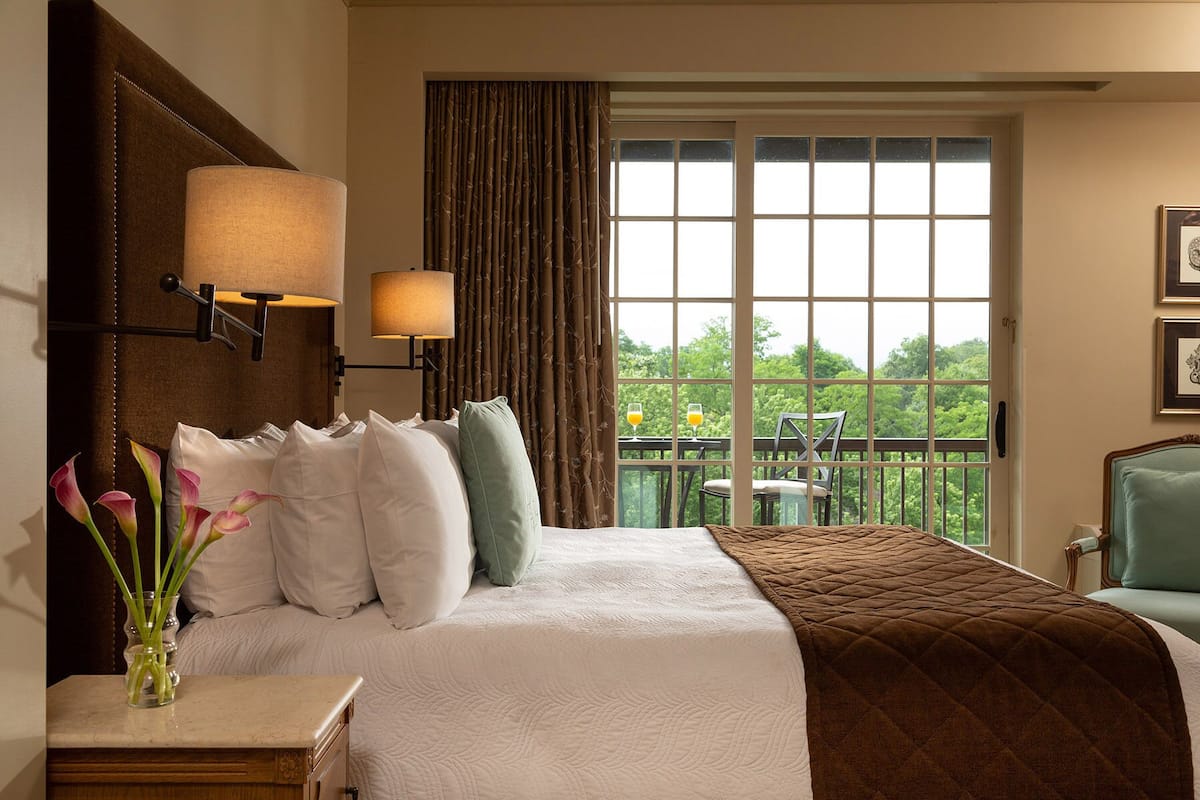 Phòng Deluxe, 1 giường cỡ king, ban công | Bộ đồ giường cao cấp, nệm có lớp đệm bông, minibar 