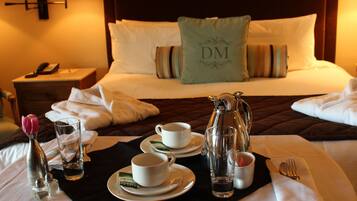 Lunch, dinner, brunch served; American cuisine