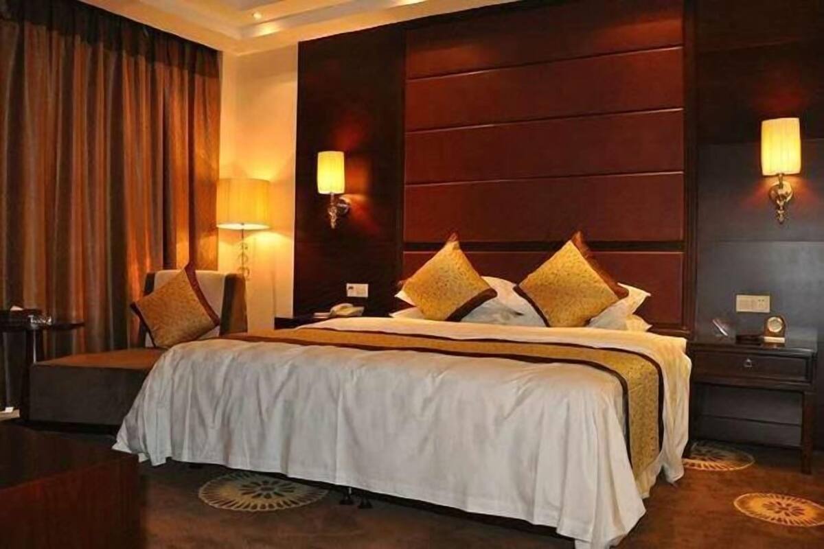 In-room safe, desk, iron/ironing board, free wired internet