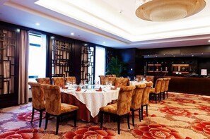 2 restaurantes; se sirven desayunos 