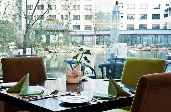 2 restaurants, breakfast served