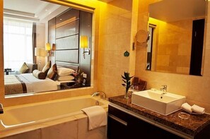 Kostenlose Toilettenartikel, Haartrockner, Bademäntel, Hausschuhe