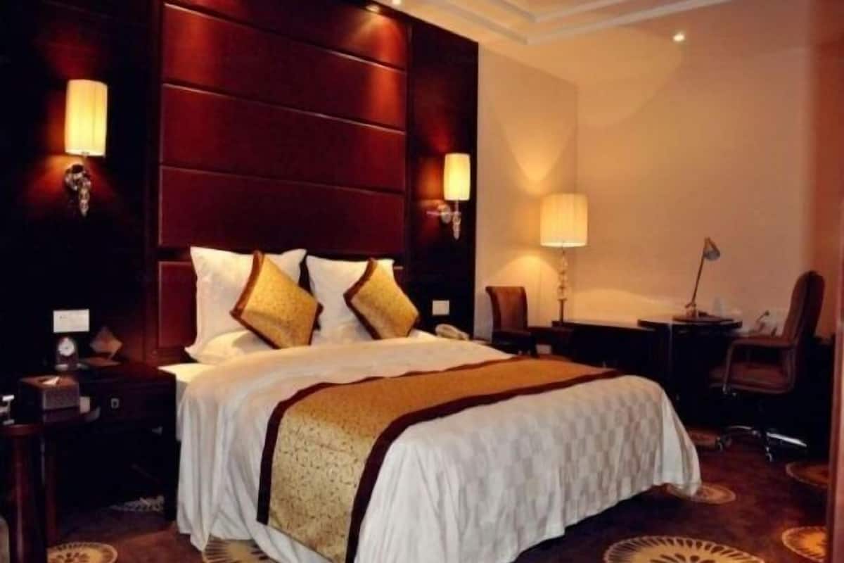 In-room safe, desk, iron/ironing board, free wired Internet