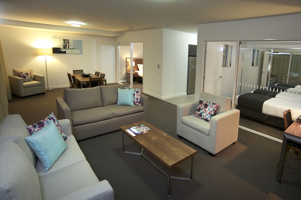 Apartament estàndard, diversos dormitoris, no fumadors, cuina | Cuina privada | Frigorífic gran, microones, placa de cuina i cafetera i tetera