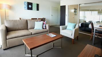 In-room safe, soundproofing, iron/ironing board, free WiFi