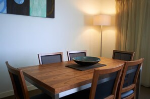 Executive-Apartment, 2 Schlafzimmer, Küche | Essbereich im Zimmer