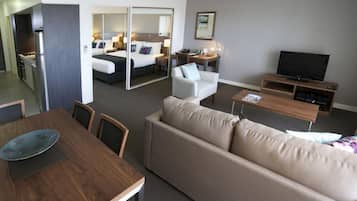 In-room safe, soundproofing, iron/ironing board, free WiFi