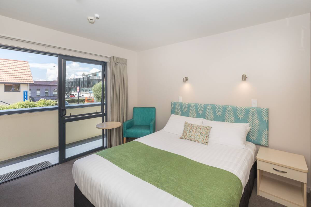 Compact Queen Studio  | Desk, blackout curtains, iron/ironing board, free WiFi