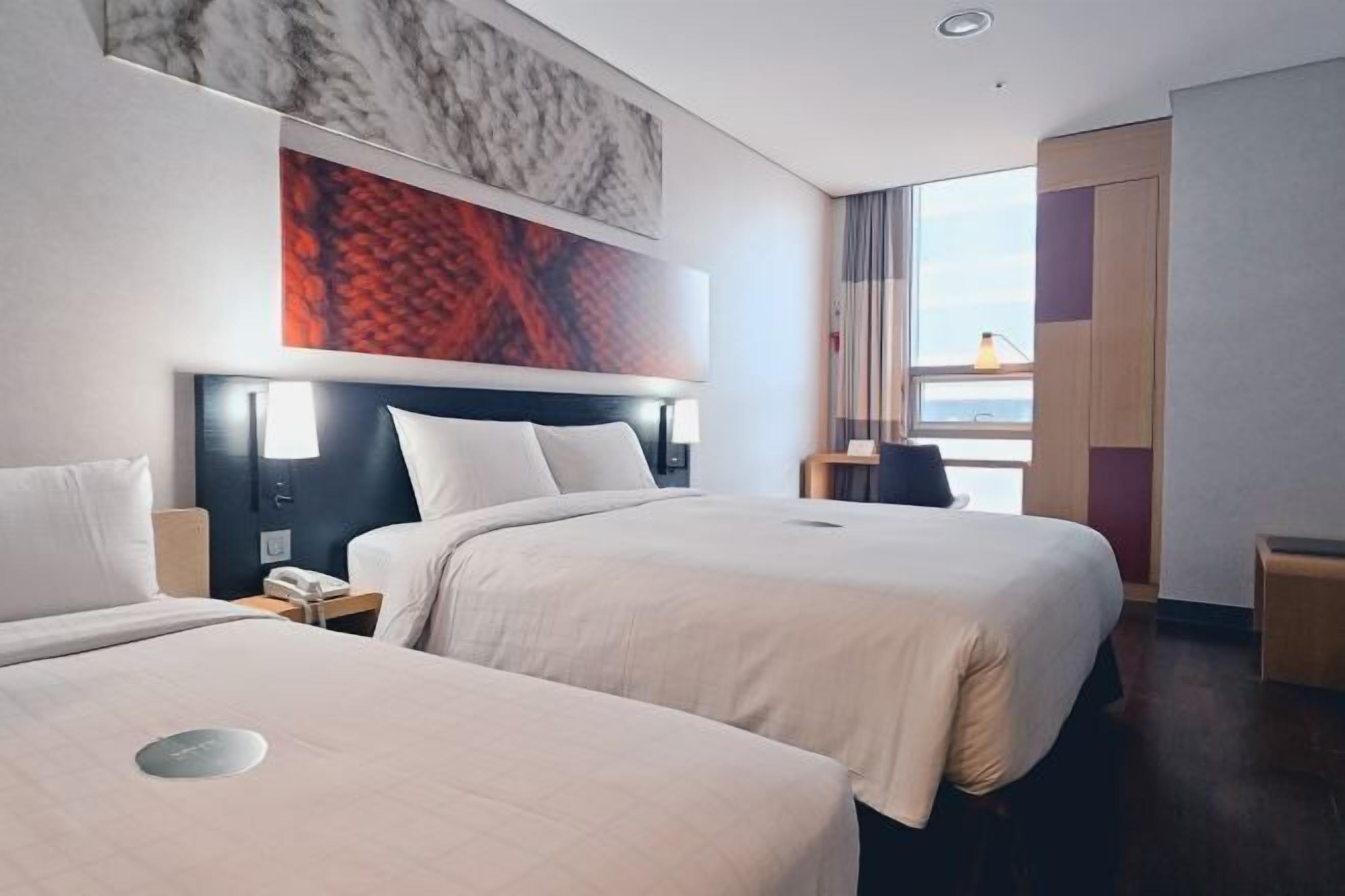 Safe på rommet, skrivebord og skrivebord for bærbar PC